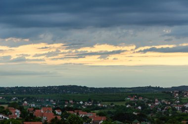 Yağmur yağmaya başlamadan önce güzel ve garip görünen bir gökyüzü. Büyük karşıtlık.