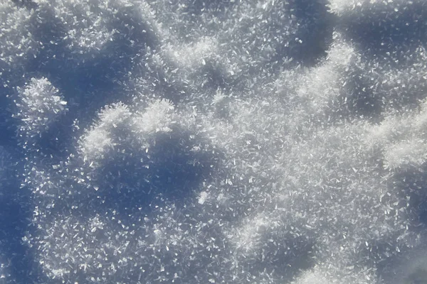 Makro fotoğrafa benziyor, ama değil. Dağın zirvesinde rüzgarlı bir yerde kar yağıyor.