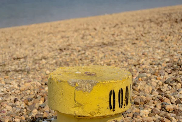 Pilar Praia Pedra Amarelo Concreto Com Números Pretos — Fotografia de Stock