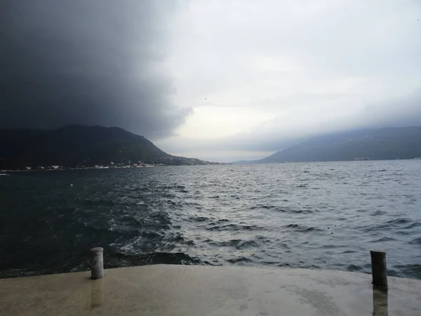 Deniz kıyısından gelen fırtınanın başlangıcı. Deniz neredeyse simsiyah. Kara bulutlar.