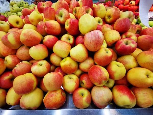 Elma bir elma ağacı tarafından üretilen yenilebilir bir meyvedir..