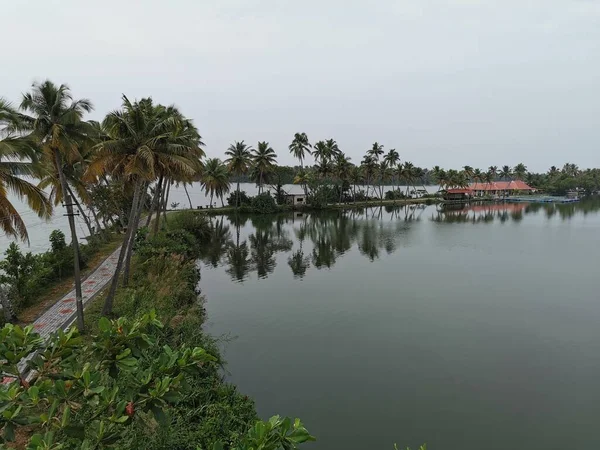 Kerala Vembanad gölünün durgun suları