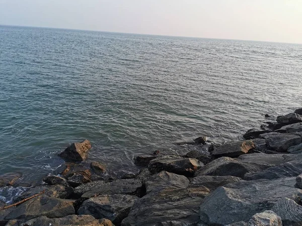 Güzel deniz ve kayalar