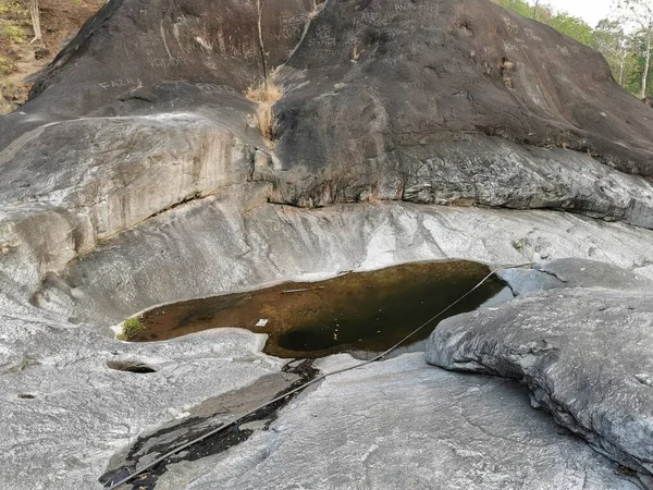 Kayanın üzerinde küçük bir gölet