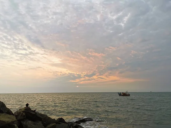 Calicut, Kerala, Hindistan yakınlarındaki Arap denizi boyunca gün batımı.