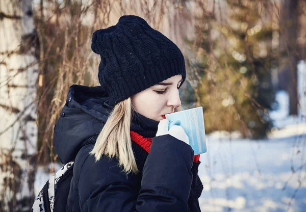 Flicka Dricker Varmt Kaffe Från Blå Mugg Mot Bakgrund Vinterskog — Stockfoto