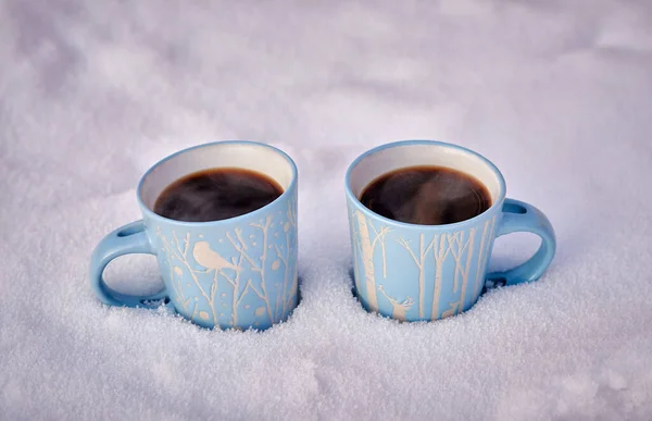 İki mavi kupa buharda pişmiş kahve. kış romatizması
