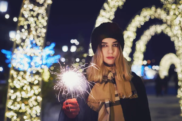 Meisje Met Een Sterretje Achtergrond Van Nachtlampjes Feestelijke Verlichting Van — Stockfoto