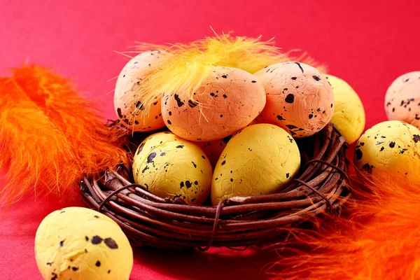 Primer Plano Coloridos Huevos Pascua Con Nido Con Plumas Colores — Foto de Stock