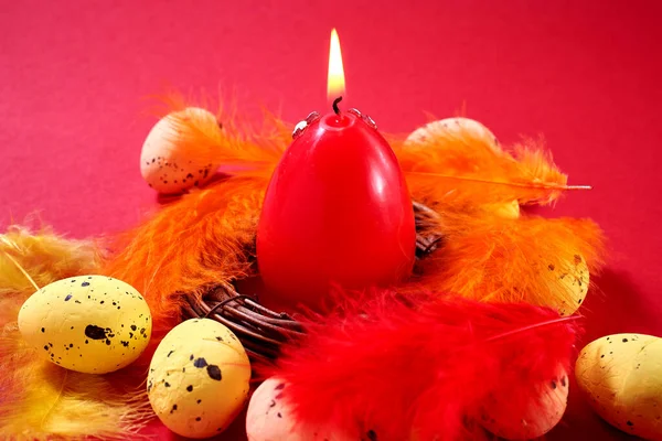 Primer Plano Coloridos Huevos Pascua Con Vela Roja Decorada Nido — Foto de Stock