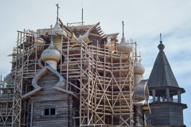 Eski bir ahşap kilisenin restorasyonu. Kubbe iskelede