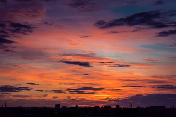 Paisagem Cidade Noite Silhuetas Edifícios Contra Céu Nublado Cores Brilhantes — Fotografia de Stock