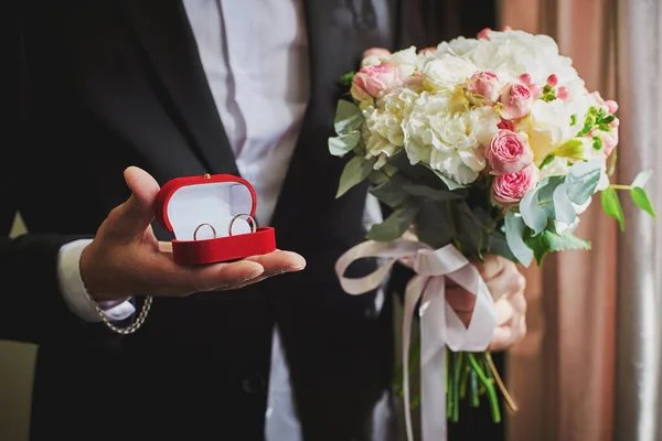 Gold Wedding Rings Red Velvet Box Background Bridal Bouquet Close — Fotografia de Stock