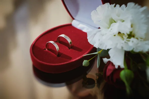 Vista Perto Dos Anéis Casamento Uma Caixa Veludo Vermelho Flores — Fotografia de Stock