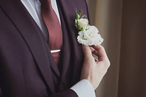 Noivo Ajusta Seu Boutonniere Preparativos Para Casamento — Fotografia de Stock