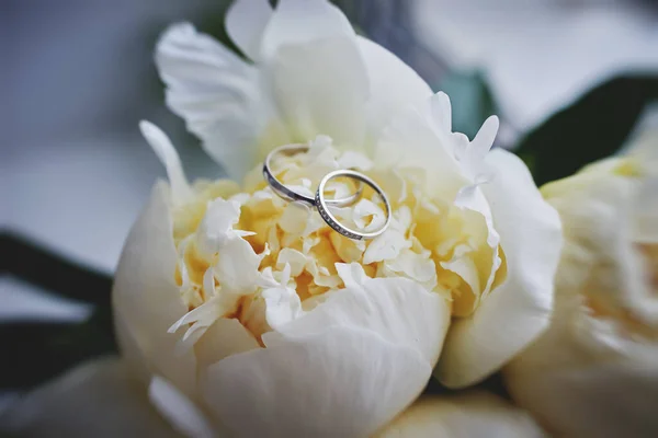 Silver Wedding Rings Bridal Bouquet White Peonies Close View — 图库照片