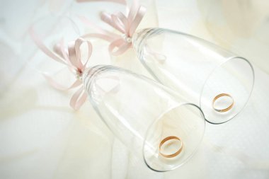 Pembe kurdelelerle süslenmiş altın alyanslar. Düğüne hazırlanıyorum. Yakın çekim, makro