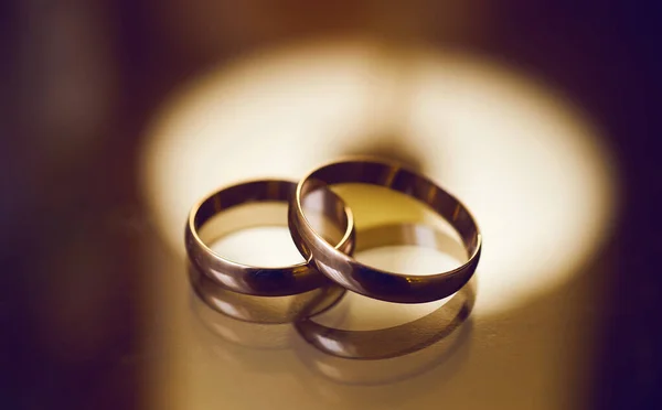 Anillos Boda Oro Una Superficie Vidrio Preparándose Para Boda Primer — Foto de Stock