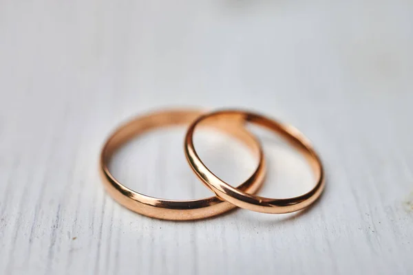 Dois Anéis Casamento Uma Superfície Madeira Preparar Para Casamento Close — Fotografia de Stock