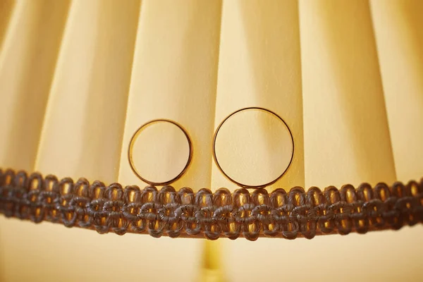 Kumaş bir yüzeyde altın alyanslar. Düğüne hazırlanıyorum. Yakın çekim, makro