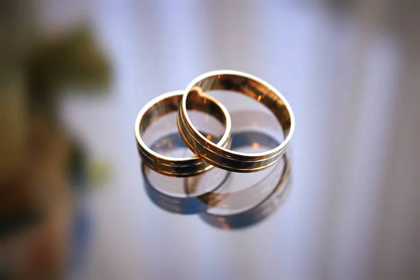 Anillos Boda Oro Una Superficie Vidrio Preparándose Para Boda Primer — Foto de Stock