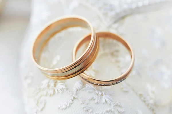 Anillos Boda Dorados Sobre Fondo Encaje Blanco Ceremonia Boda — Foto de Stock