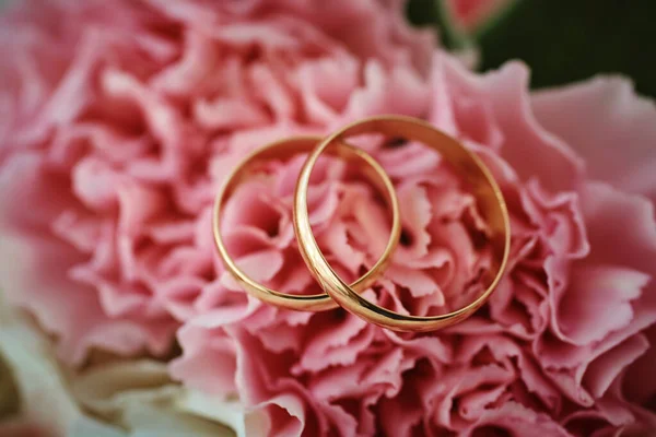 Guld Ringar Och Vacker Brudbukett Rosor Bakgrunden Detaljer Bröllopstraditioner Närbild — Stockfoto