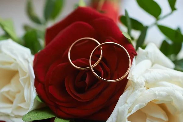 Gouden Ringen Een Prachtig Bruidsboeket Rozen Achtergrond Details Huwelijkstradities Close — Stockfoto
