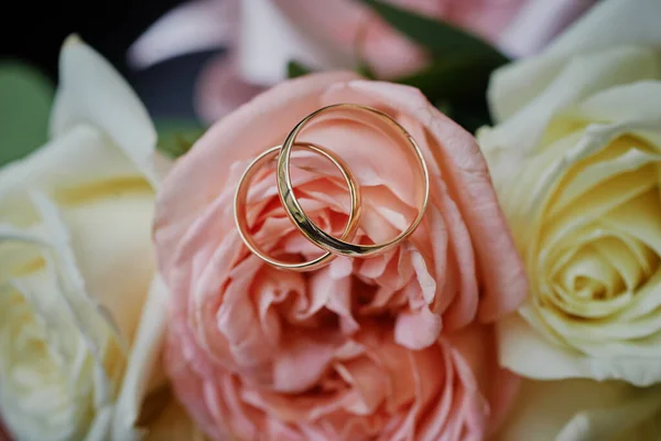 Guld Ringar Och Vacker Brudbukett Rosor Bakgrunden Detaljer Bröllopstraditioner Närbild — Stockfoto