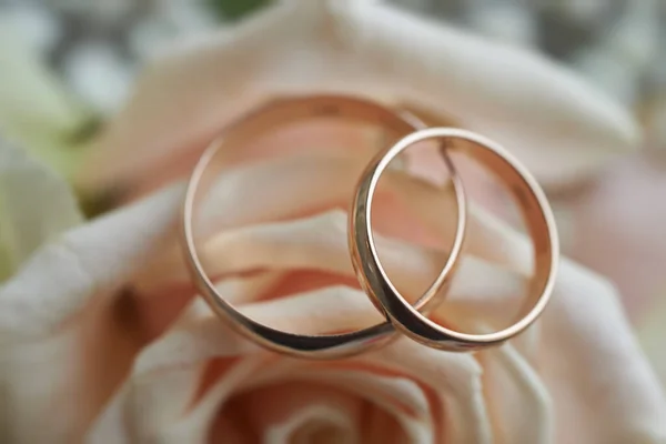 Anéis Ouro Lindo Buquê Rosas Fundo Detalhes Tradições Casamento Close — Fotografia de Stock