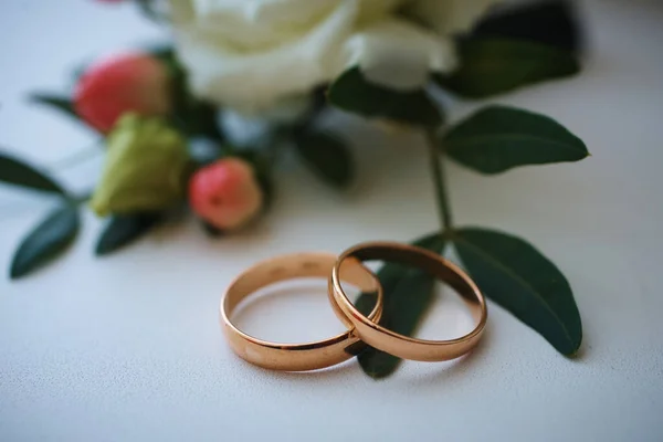 Anéis Ouro Lindo Buquê Rosas Fundo Detalhes Tradições Casamento Close — Fotografia de Stock