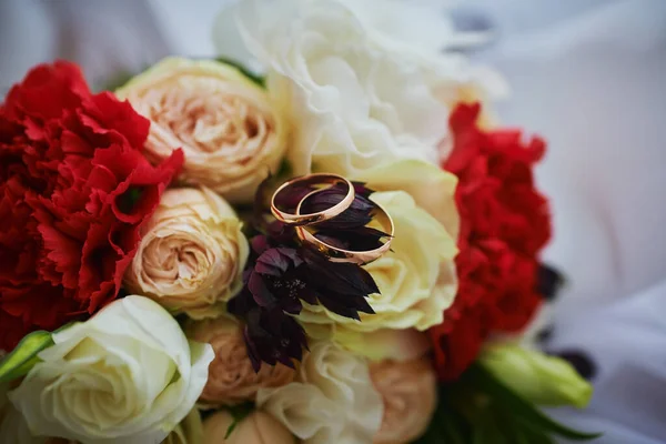 Anéis Ouro Lindo Buquê Rosas Fundo Detalhes Tradições Casamento Close — Fotografia de Stock