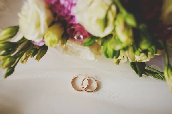 Gouden Ringen Een Prachtig Bruidsboeket Rozen Achtergrond Details Huwelijkstradities Close — Stockfoto