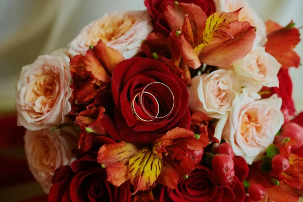 Goldringe Und Ein Wunderschöner Brautstrauß Aus Rosen Auf Dem Hintergrund — Stockfoto