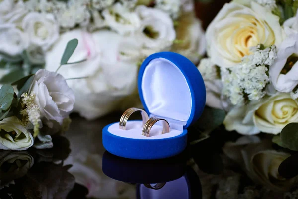 Anéis Casamento Dourados Uma Caixa Presente Azul Buquê Noiva Feito — Fotografia de Stock