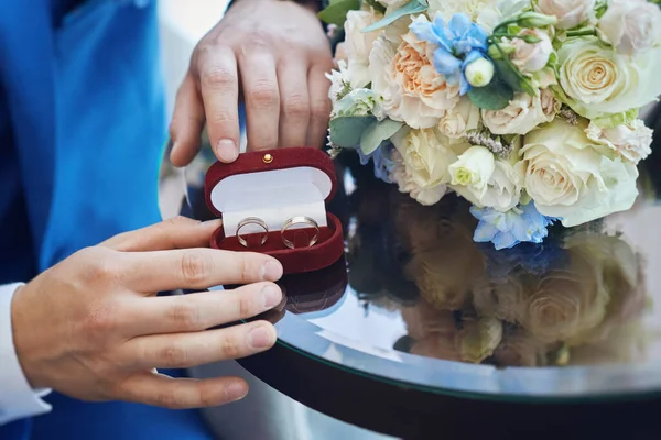 Anéis Casamento Dourados Uma Caixa Presente Vermelha Buquê Noiva Feito — Fotografia de Stock