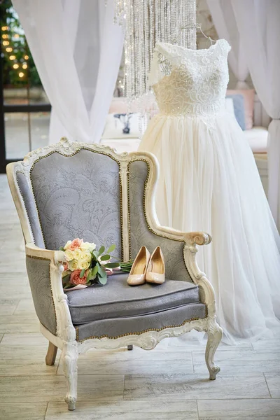Elegantes Hochzeitskleid Bestickt Mit Perlen Perlen Und Kristallen Auf Einem — Stockfoto