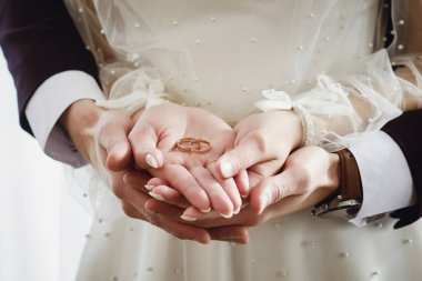 Nikah yüzüklü gelin ve damadın elleri. Düğün gelenekleri. Yakın çekim, makro