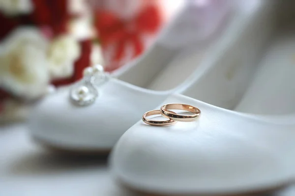 Een Paar Gouden Ringen Witte Schoenen Van Bruid Bijzonderheden Voorbereiding — Stockfoto