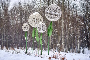 Şehir parkında karahindiba çiçeği şeklinde şık fenerler.