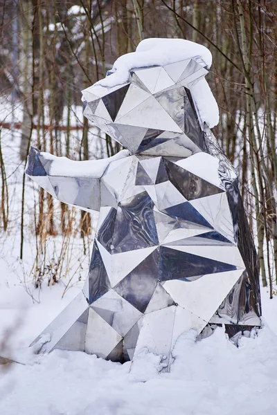 Egy Medve Figura Tükrözött Fémlemezekből Egy Téli Parkban Háttér — Stock Fotó