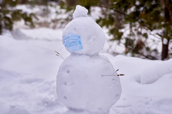 Schneemann Mit Medizinischer Maske Park Ein Symbol Für Den Schutz — Stockfoto