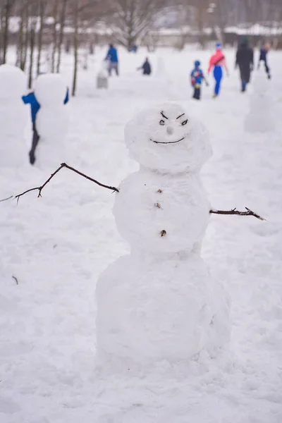 Parkta Sinsi Yüzlü Dans Eden Kardan Adam Kış Eğlencesi — Stok fotoğraf