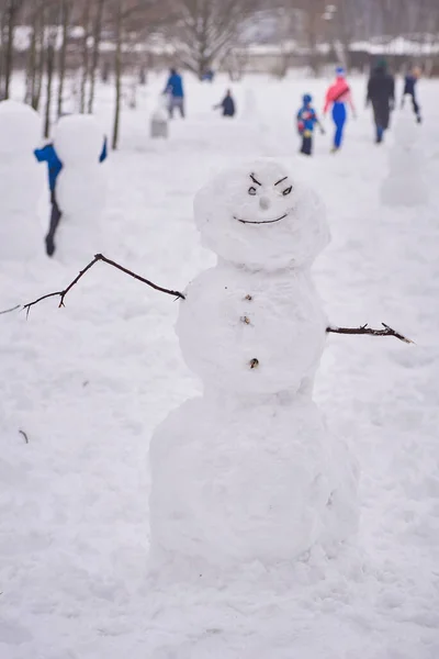 Bonhomme Neige Dansant Avec Visage Rusé Dans Parc Divertissement Hiver — Photo