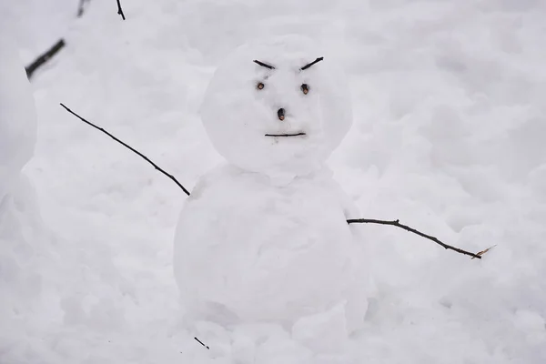 Tanzender Schneemann Mit Verschmitztem Gesicht Park Winterunterhaltung — Stockfoto