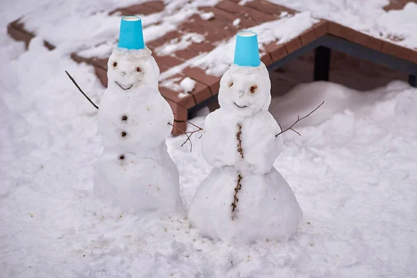 Tanzende Schneemänner Mit Blauen Hüten Park Winterunterhaltung — Stockfoto