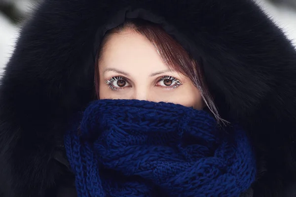 Frusen Flicka Med Fransar Täckta Vit Frost Mycket Kall Vinterdag — Stockfoto