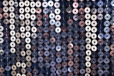 Kumaşın dokusu, parlak pullarla işlenmiş. Yakın çekim, makro