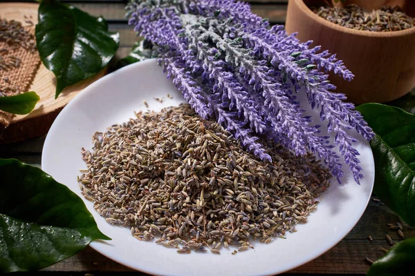 Tabakta kurumuş lavanta çiçeği yığını. Sağlıklı gıda takviyesi. Yakın çekim, makro