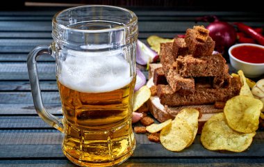 Kızarmış ekmek ve baharatlı kraker. bira atıştırmalıkları